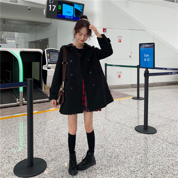 Modern női kabát két színben, gombokkal és zsebekkel