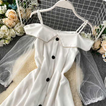 Modern női ruha fehér és fekete gombokkal