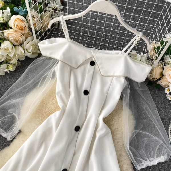 Modern női ruha fehér és fekete gombokkal