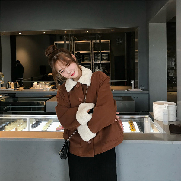 Geaca moale scurta de dama de culoare maro cu nasturi