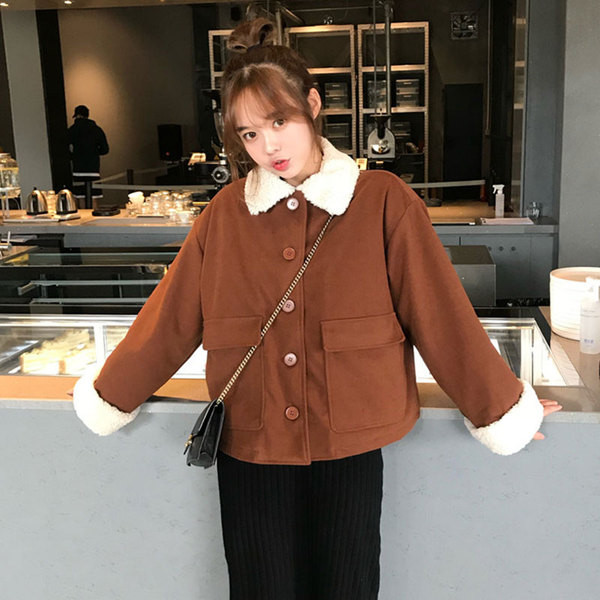 Geaca moale scurta de dama de culoare maro cu nasturi