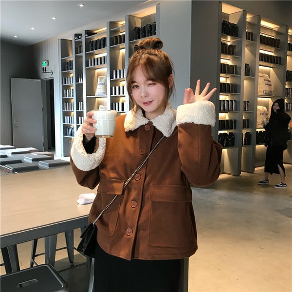 Geaca moale scurta de dama de culoare maro cu nasturi