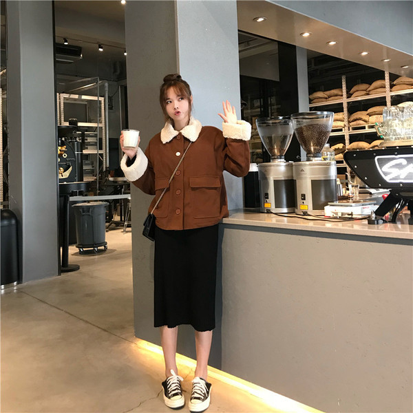 Geaca moale scurta de dama de culoare maro cu nasturi