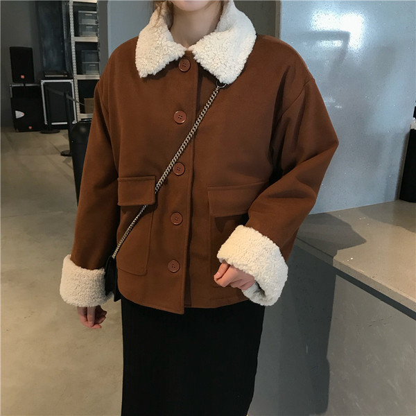 Geaca moale scurta de dama de culoare maro cu nasturi