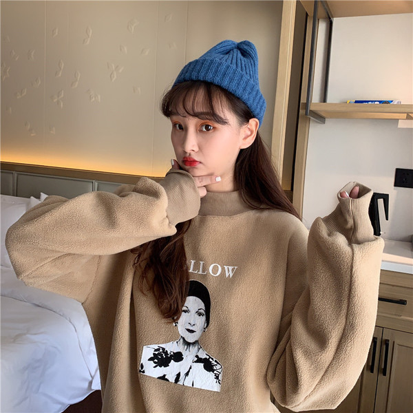 Női alkalmi blúz ovális nyakkivágással, rátéttel