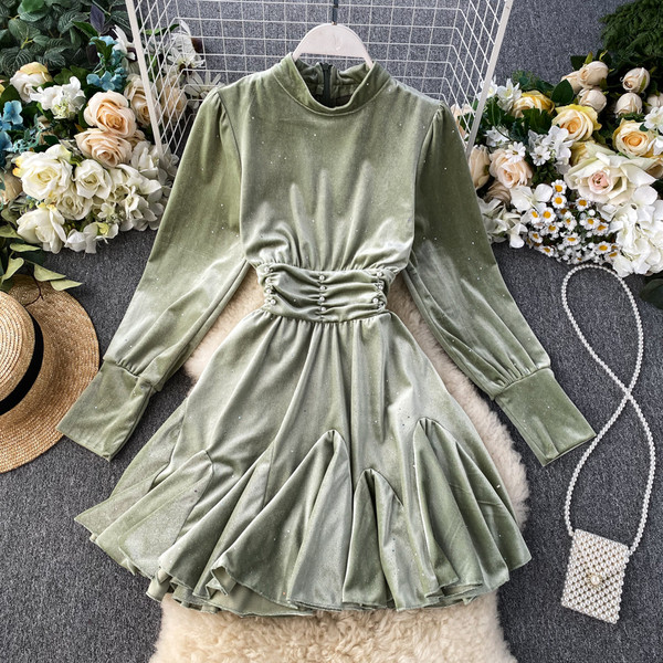 Modern női bársonyruha gyöngyökkel és póló nyakkivágással