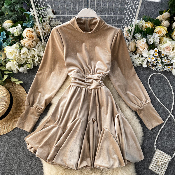 Modern női bársonyruha gyöngyökkel és póló nyakkivágással