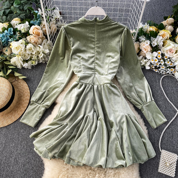 Modern női bársonyruha gyöngyökkel és póló nyakkivágással