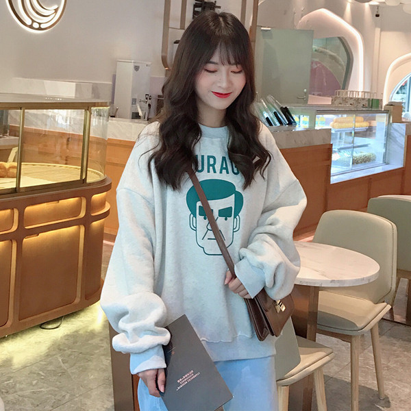 Bluză casual de damă cu aplicație model larg cu decolteu oval