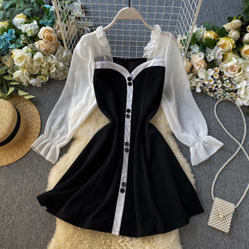 Modern női ruha fekete-fehér gombokkal