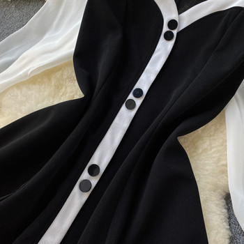 Modern női ruha fekete-fehér gombokkal