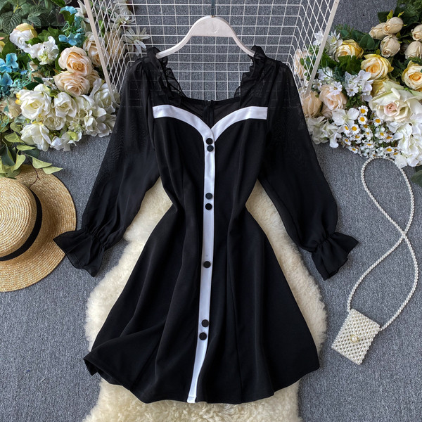 Modern női ruha fekete-fehér gombokkal