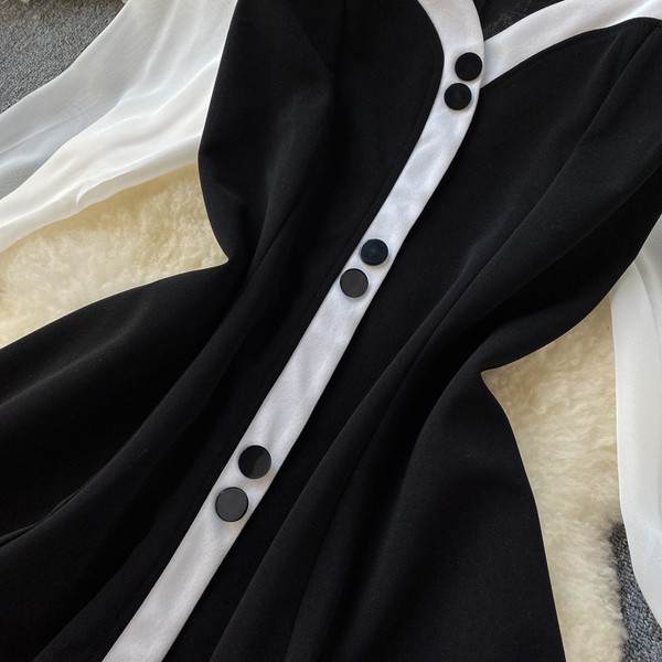 Modern női ruha fekete-fehér gombokkal