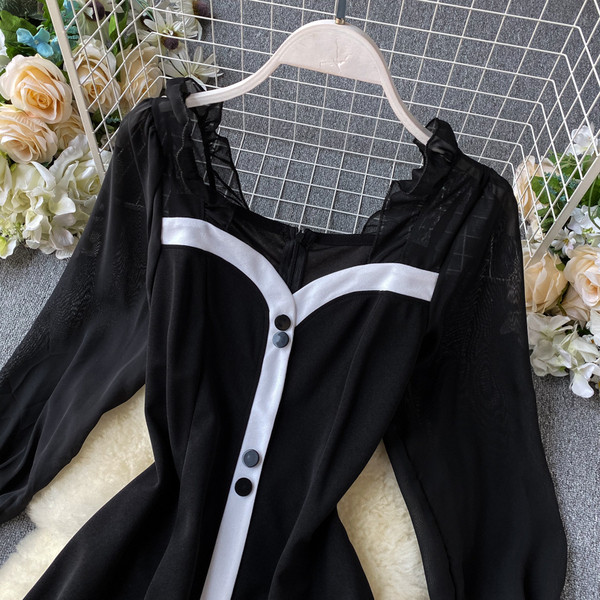 Modern női ruha fekete-fehér gombokkal