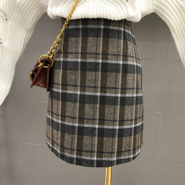 Magas derekú kockás szoknya fekete, barna és kék színekben