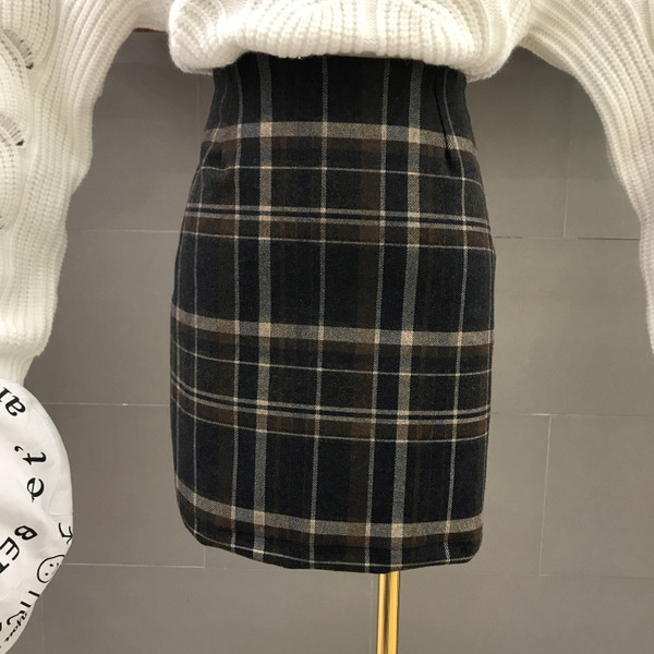 Magas derekú kockás szoknya fekete, barna és kék színekben