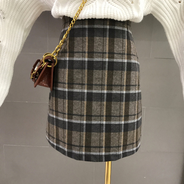 Magas derekú kockás szoknya fekete, barna és kék színekben