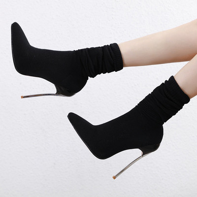 Μοντέρνες γυναικείες μπότες με λεπτό τακούνι σε μαύρο χρώμα
