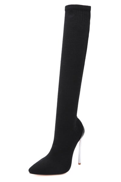 Μοντέρνες γυναικείες μπότες με λεπτό τακούνι σε μαύρο χρώμα