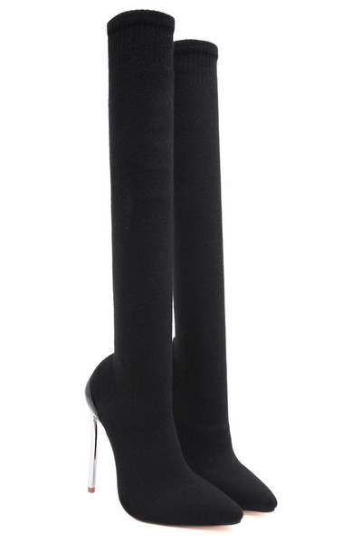 Μοντέρνες γυναικείες μπότες με λεπτό τακούνι σε μαύρο χρώμα