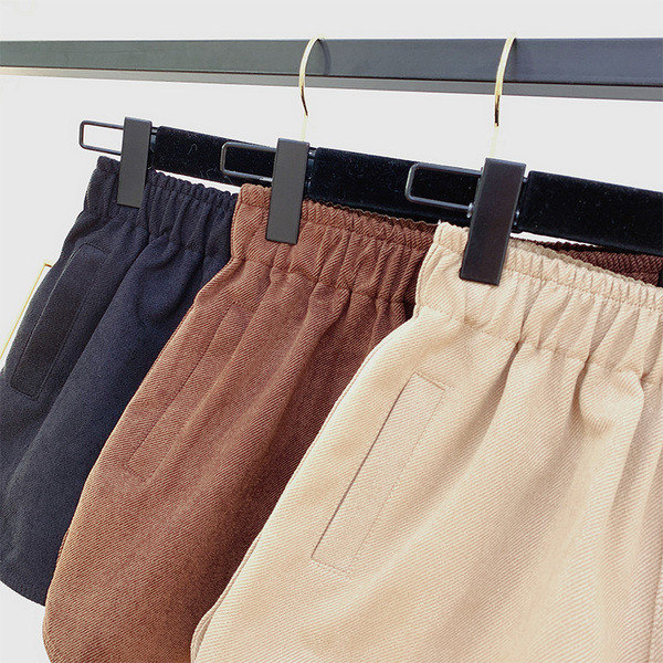 Női rövidnadrág zsebekkel több színben