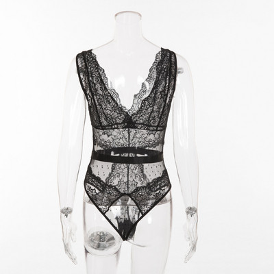 Elegáns női test csipkével és mély nyakkivágással több színben