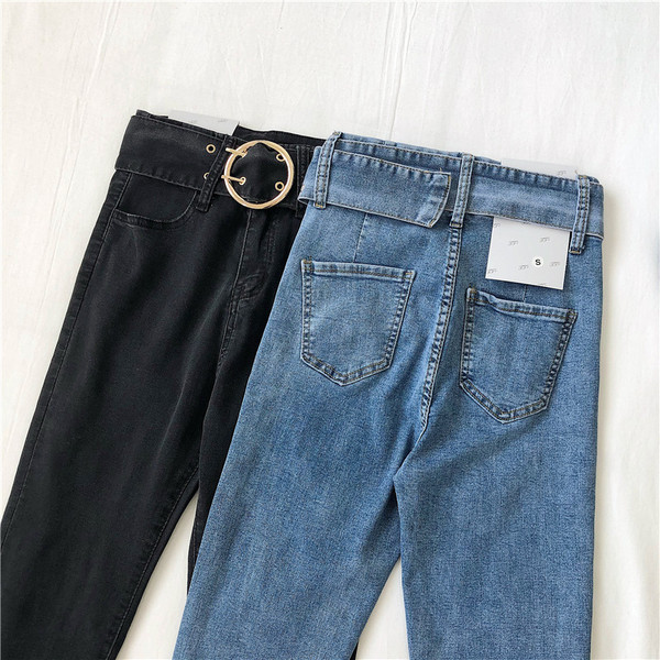 Aktuális női farmer fekete és kék színben, övvel