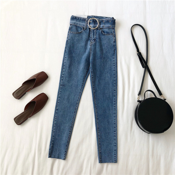 Aktuális női farmer fekete és kék színben, övvel