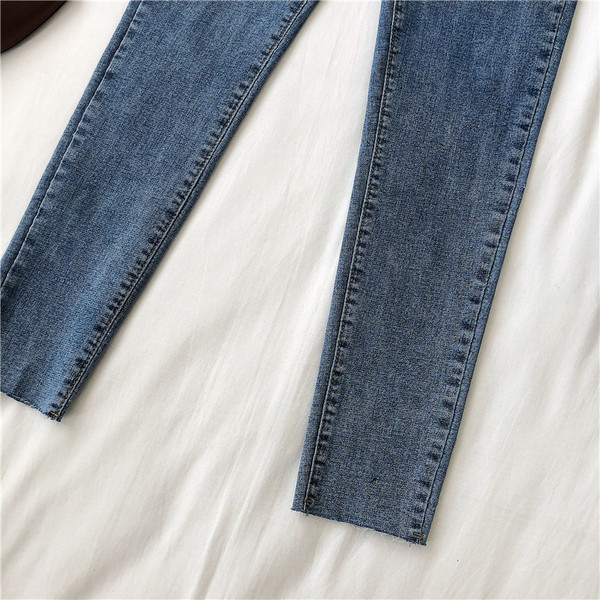 Aktuális női farmer fekete és kék színben, övvel