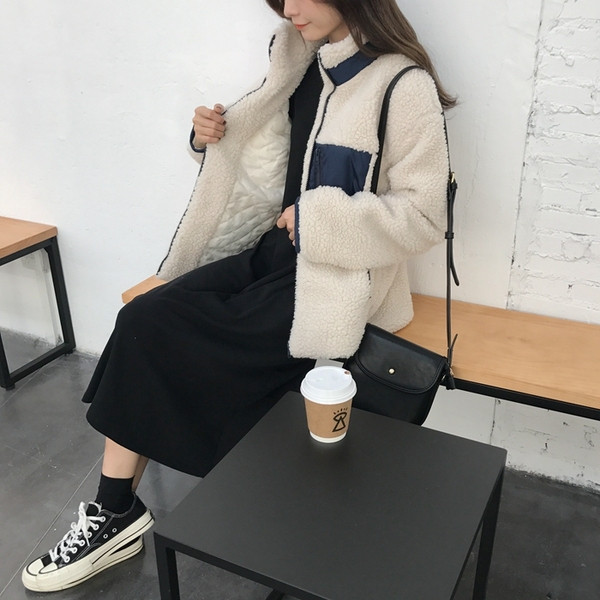 Alkalmi női puha kabát világos színben cipzárral és zsebbel