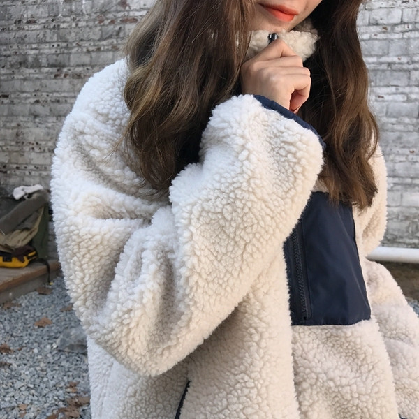 Alkalmi női puha kabát világos színben cipzárral és zsebbel