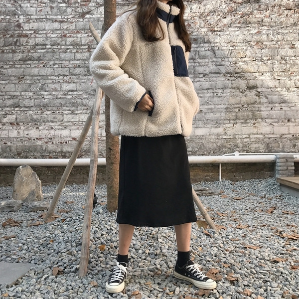 Alkalmi női puha kabát világos színben cipzárral és zsebbel