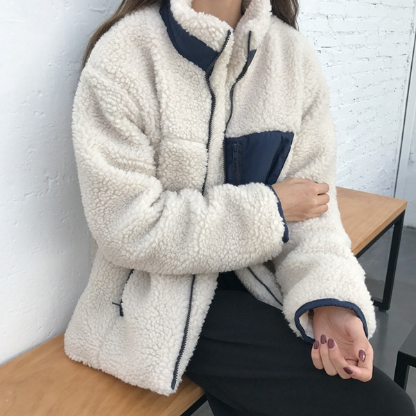 Alkalmi női puha kabát világos színben cipzárral és zsebbel