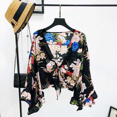 Cămașă de damă cu decolteu în V adânc, cu model floral