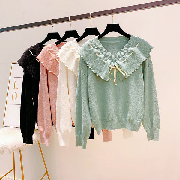 Női pulóver csipkével és spitz nyakkivágással