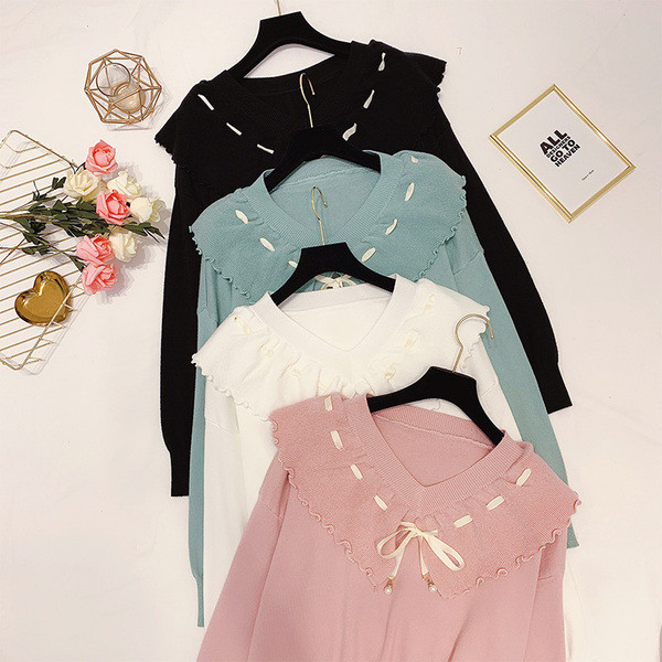 Női pulóver csipkével és spitz nyakkivágással