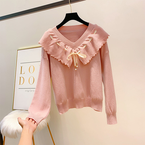 Női pulóver csipkével és spitz nyakkivágással