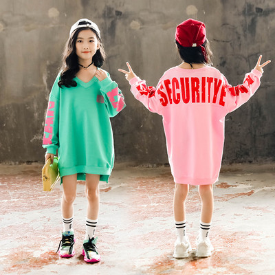 Нов модел детска спортна рокля с V-образно деколте и апликация в зелен и розов цвят