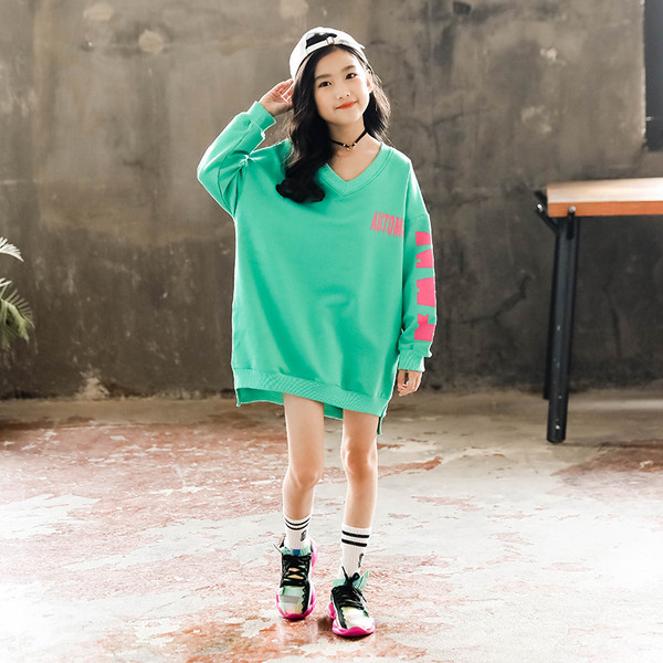 Model nou de rochie sport pentru copii cu decolteu in V si aplicatie in verde si roz