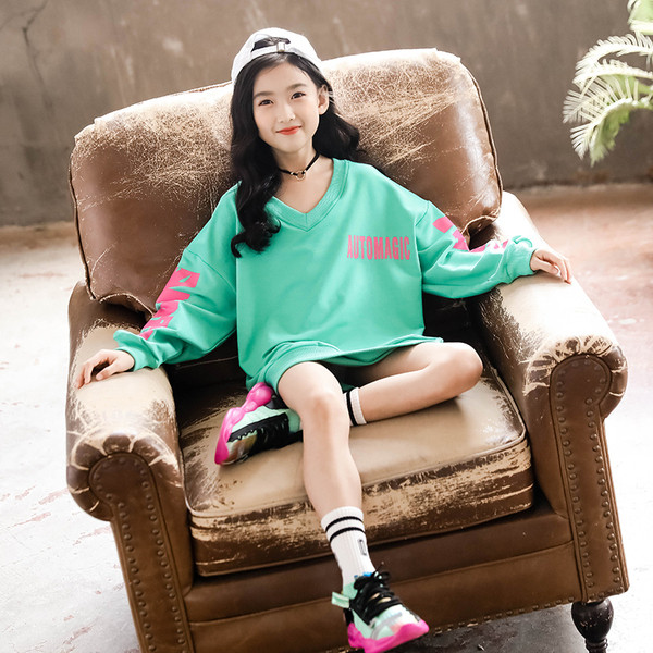 Model nou de rochie sport pentru copii cu decolteu in V si aplicatie in verde si roz