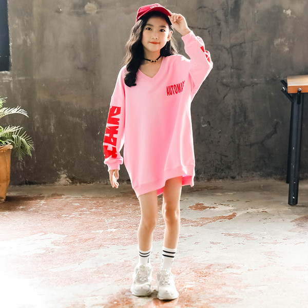 Model nou de rochie sport pentru copii cu decolteu in V si aplicatie in verde si roz