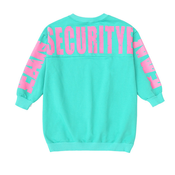 Model nou de rochie sport pentru copii cu decolteu in V si aplicatie in verde si roz