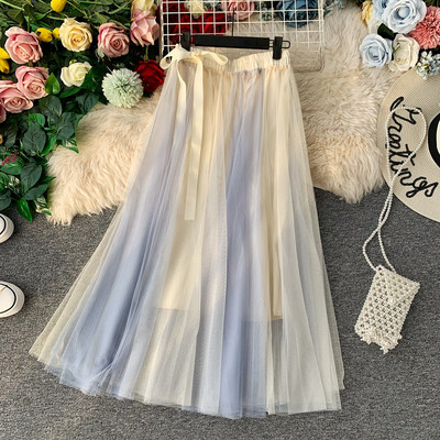 Modern női szoknya tülltel, különböző színekben