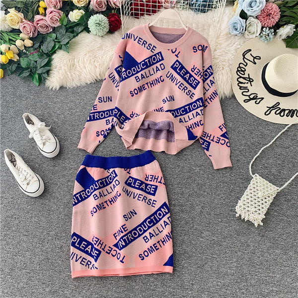 Set modern pentru femei cu inscripții în roz și albastru