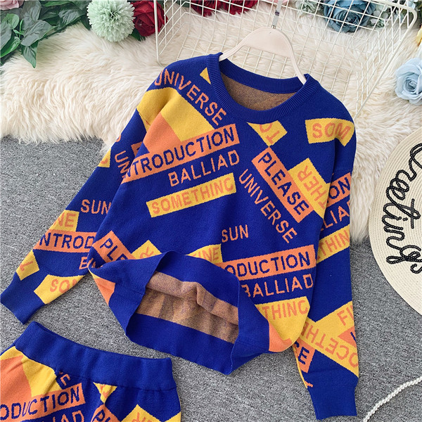 Set modern pentru femei cu inscripții în roz și albastru