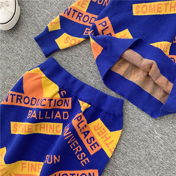 Set modern pentru femei cu inscripții în roz și albastru