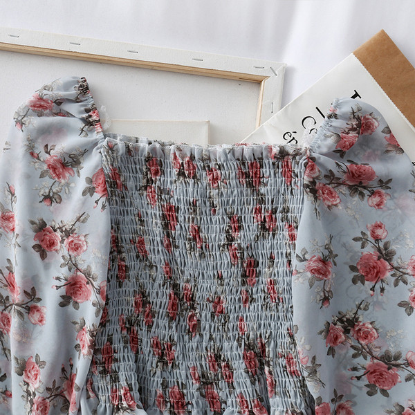 Aktuális női blúz három színben virágos motívumokkal