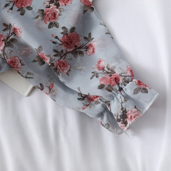 Aktuális női blúz három színben virágos motívumokkal