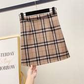 Női kockás szoknya magas derékkal, barna és fekete színben