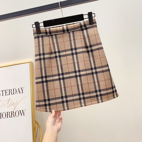 Női kockás szoknya magas derékkal, barna és fekete színben